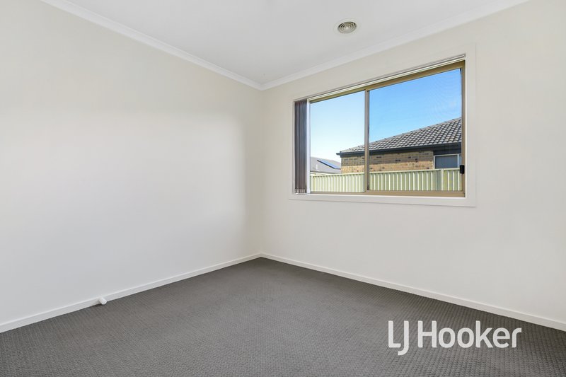 Photo - 5 Salvia Avenue, Pakenham VIC 3810 - Image 10