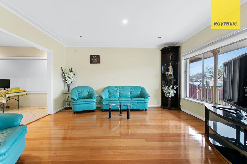 Photo - 5 Salvia Street, St Albans VIC 3021 - Image 2