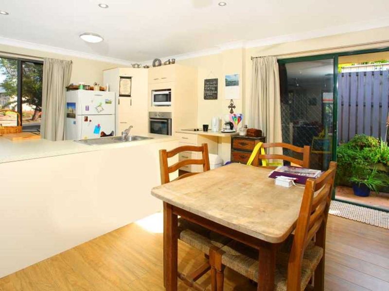 Photo - 5 Samoa Court, Pacific Pines QLD 4211 - Image 17