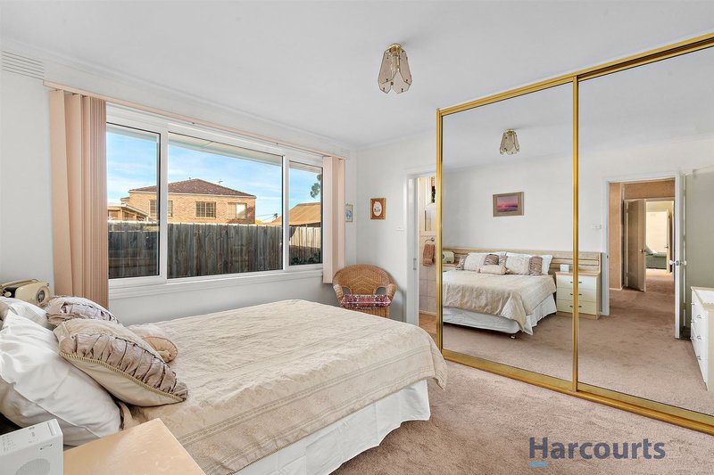 Photo - 5 Sartre Court, Glen Waverley VIC 3150 - Image 4