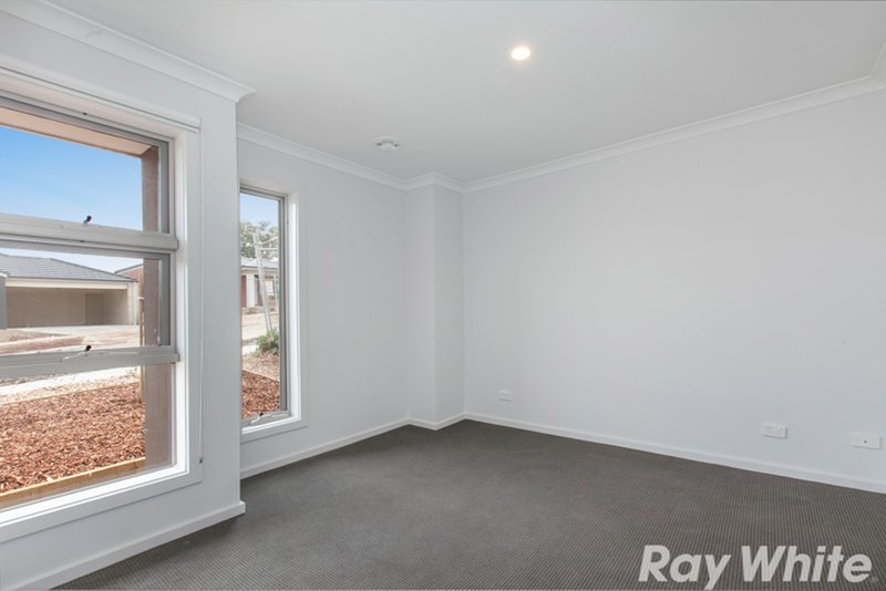 Photo - 5 Scotchmer Crescent, Mernda VIC 3754 - Image 7