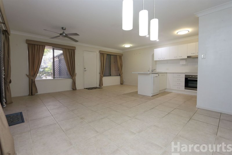 Photo - 5 Seabreeze Crt , Sandstone Point QLD 4511 - Image 4