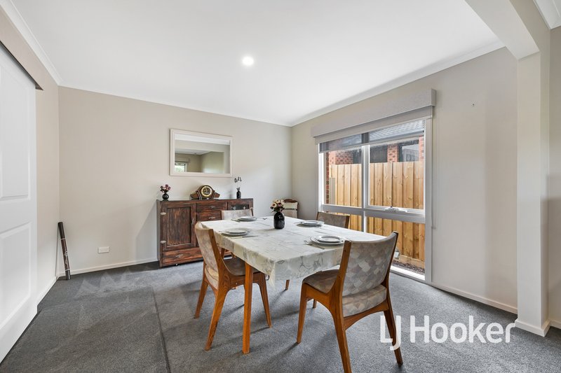 Photo - 5 Sexton Court, Endeavour Hills VIC 3802 - Image 4