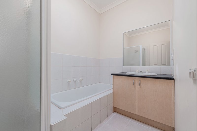 Photo - 5 Shannon Grove, Roxburgh Park VIC 3064 - Image 6