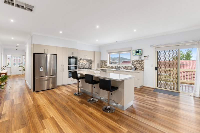 Photo - 5 Shapiro Rise, South Morang VIC 3752 - Image 2