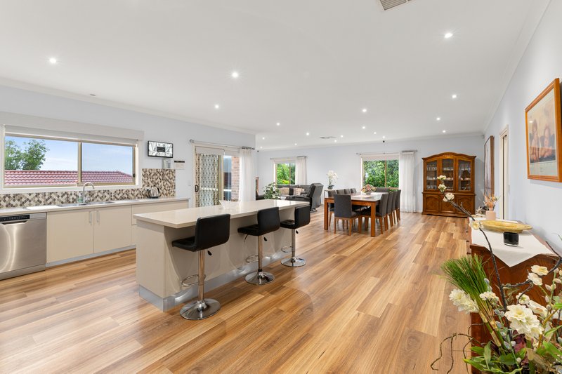 Photo - 5 Shapiro Rise, South Morang VIC 3752 - Image 4