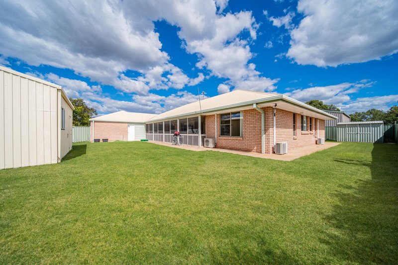 Photo - 5 Sharlyn Crescent, Emerald QLD 4720 - Image 14