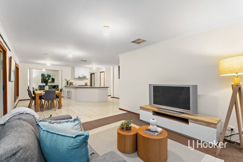 Photo - 5 Shelley Place, Hoppers Crossing VIC 3029 - Image 8