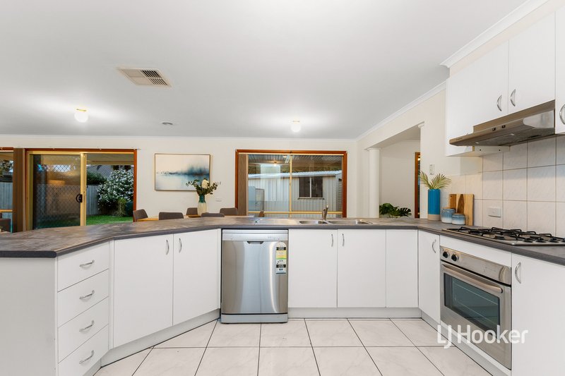 Photo - 5 Shelley Place, Hoppers Crossing VIC 3029 - Image 10