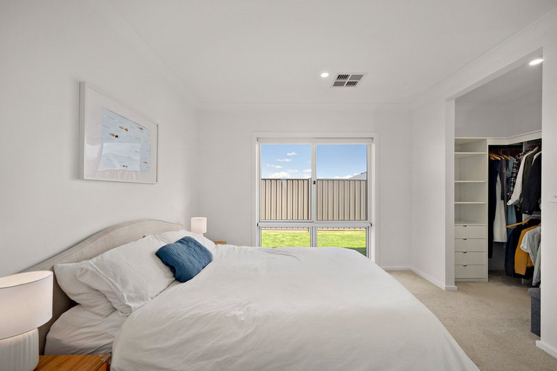 Photo - 5 Sherrard Crescent, Macnamara ACT 2615 - Image 7