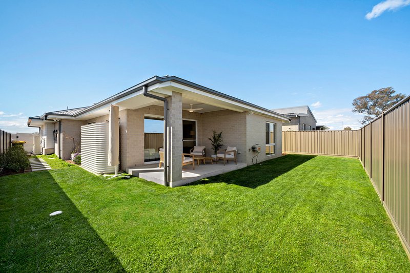 Photo - 5 Sherrard Crescent, Macnamara ACT 2615 - Image 13