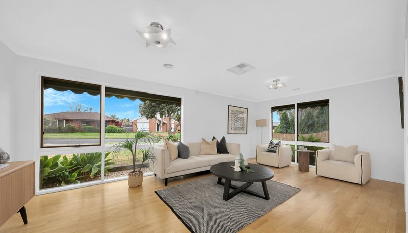 Photo - 5 Sieben Close, Mill Park VIC 3082 - Image 2
