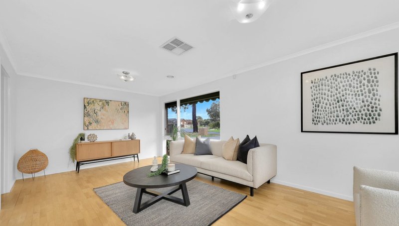 Photo - 5 Sieben Close, Mill Park VIC 3082 - Image 3