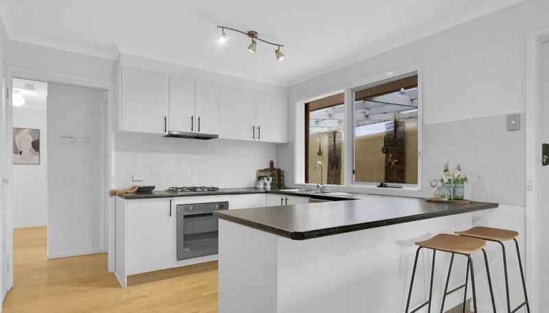 Photo - 5 Sieben Close, Mill Park VIC 3082 - Image 4