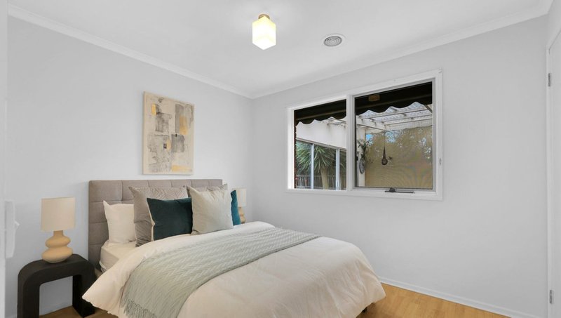 Photo - 5 Sieben Close, Mill Park VIC 3082 - Image 7