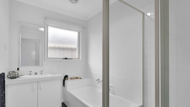 Photo - 5 Sieben Close, Mill Park VIC 3082 - Image 9