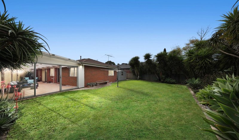 Photo - 5 Sieben Close, Mill Park VIC 3082 - Image 10