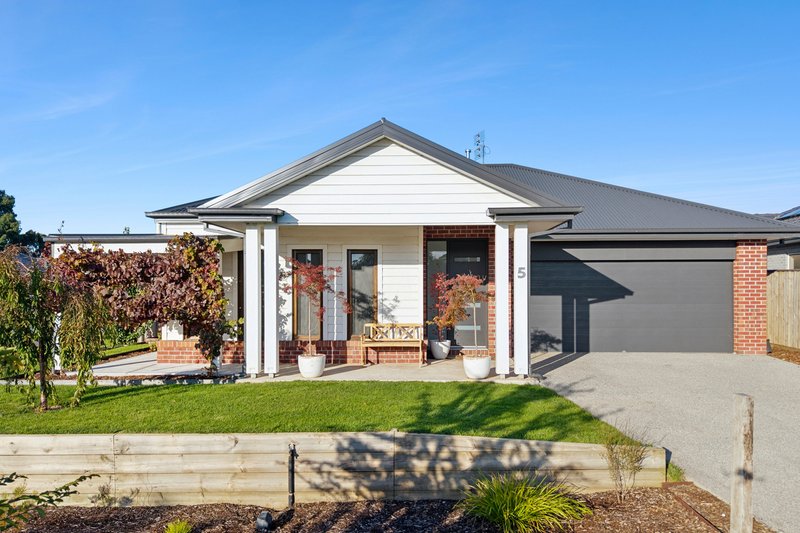 Photo - 5 Silver Smith Drive, Kyneton VIC 3444 - Image 1