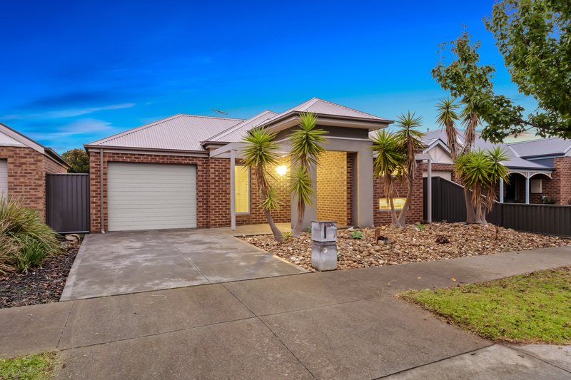 5 Sinclair Walk, Pakenham VIC 3810