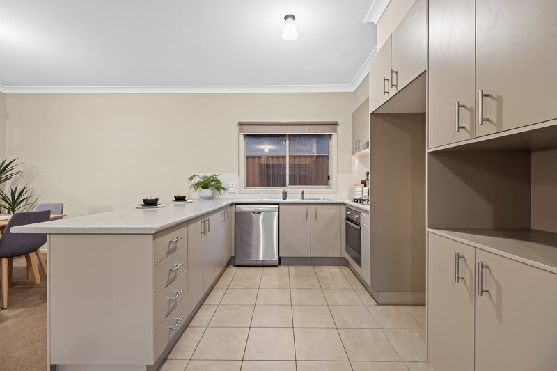 Photo - 5 Sinclair Walk, Pakenham VIC 3810 - Image 2