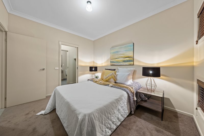 Photo - 5 Sinclair Walk, Pakenham VIC 3810 - Image 7