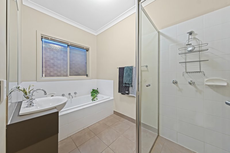 Photo - 5 Sinclair Walk, Pakenham VIC 3810 - Image 11