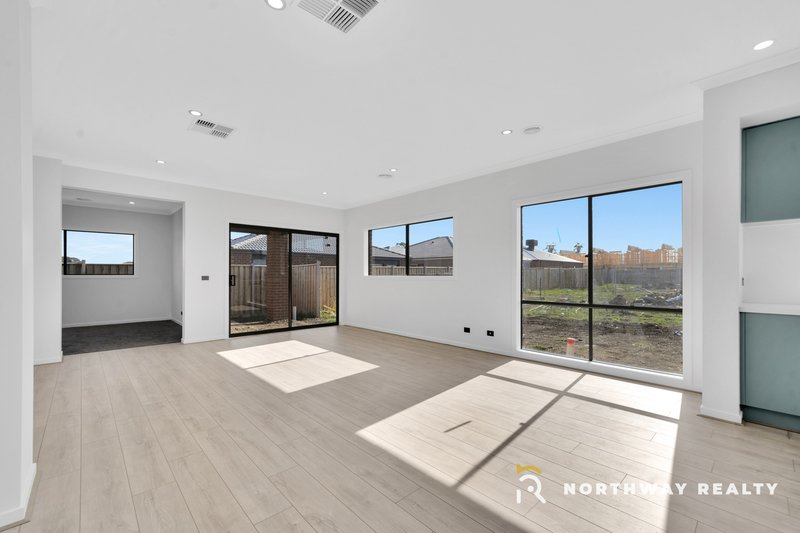 Photo - 5 Sodalite Road, Donnybrook VIC 3064 - Image 9