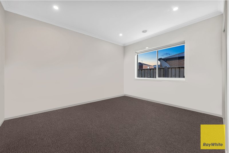 Photo - 5 Sorrenberg Street, Point Cook VIC 3030 - Image 5