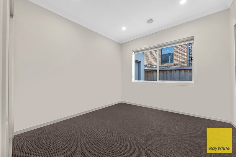 Photo - 5 Sorrenberg Street, Point Cook VIC 3030 - Image 7