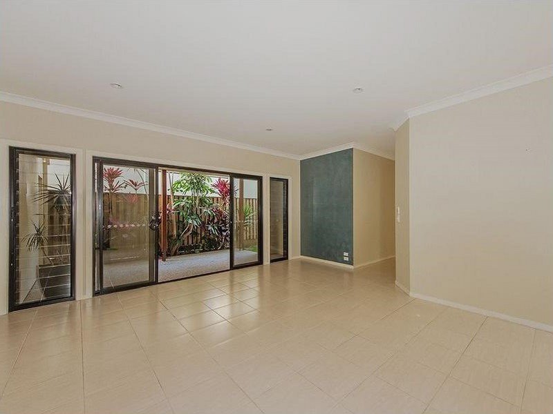 Photo - 5 St Paul Crescent, Varsity Lakes QLD 4227 - Image 7