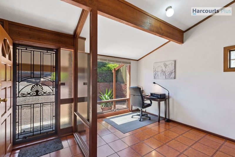 Photo - 5 St Vincents Avenue, Hallett Cove SA 5158 - Image 5