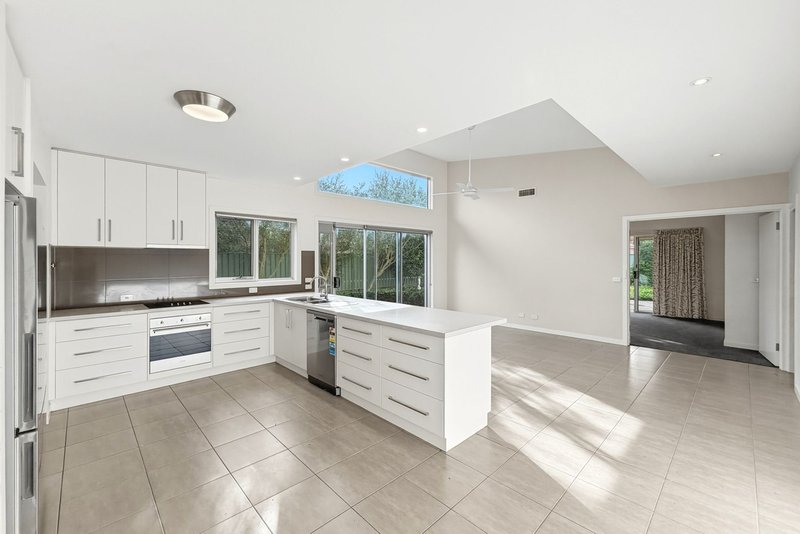 Photo - 5 Sunline Court, Ballan VIC 3342 - Image 6