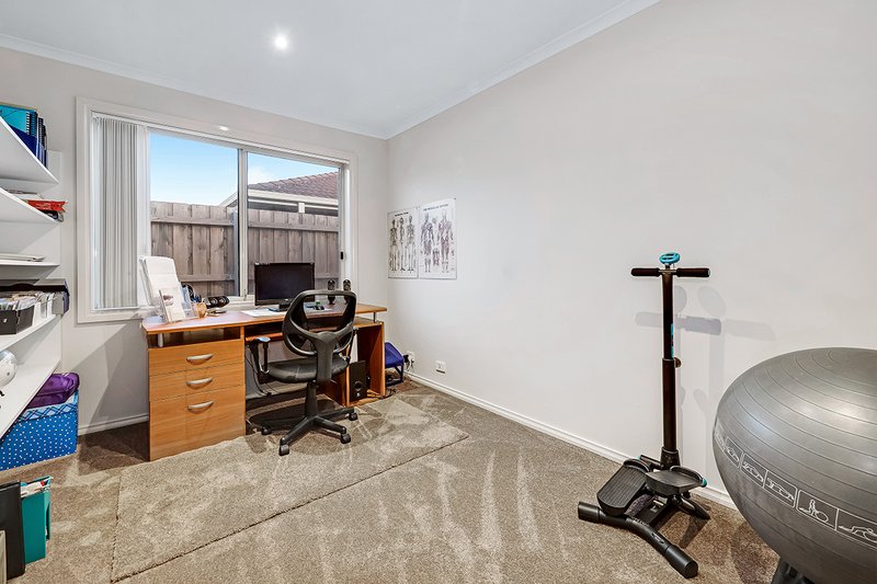 Photo - 5 Tad Court, Cranbourne North VIC 3977 - Image 13