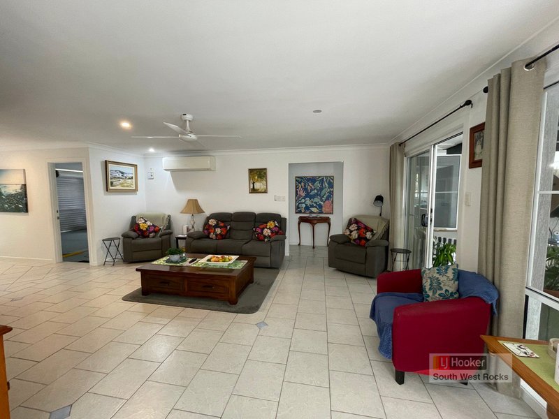 Photo - 5 Tahlee Close, South West Rocks NSW 2431 - Image 3