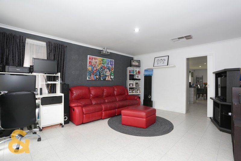 Photo - 5 Taplin Way, Roxburgh Park VIC 3064 - Image 2