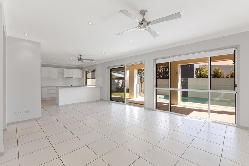 Photo - 5 Tarawa Street, Kawana Island QLD 4575 - Image 6