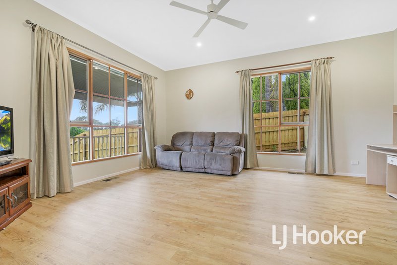 Photo - 5 Taree Close, Pakenham VIC 3810 - Image 7