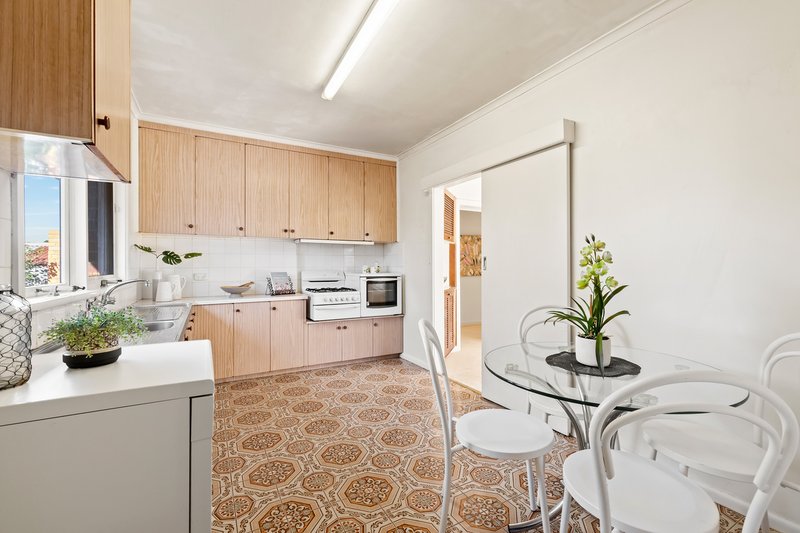 Photo - 5 Tarwarri Place, Burwood East VIC 3151 - Image 2