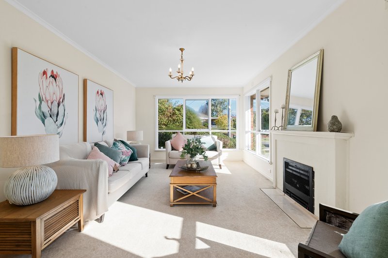 Photo - 5 Tarwarri Place, Burwood East VIC 3151 - Image 5