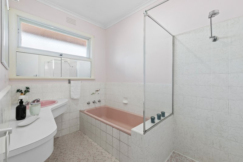 Photo - 5 Tarwarri Place, Burwood East VIC 3151 - Image 9