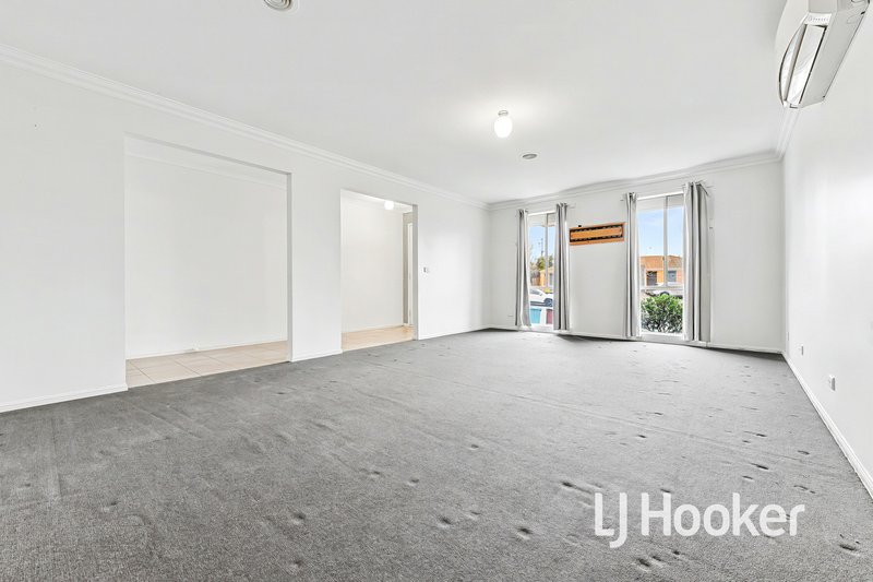 Photo - 5 Taya Close, Hampton Park VIC 3976 - Image 2
