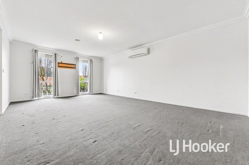 Photo - 5 Taya Close, Hampton Park VIC 3976 - Image 3