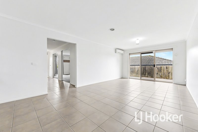 Photo - 5 Taya Close, Hampton Park VIC 3976 - Image 4