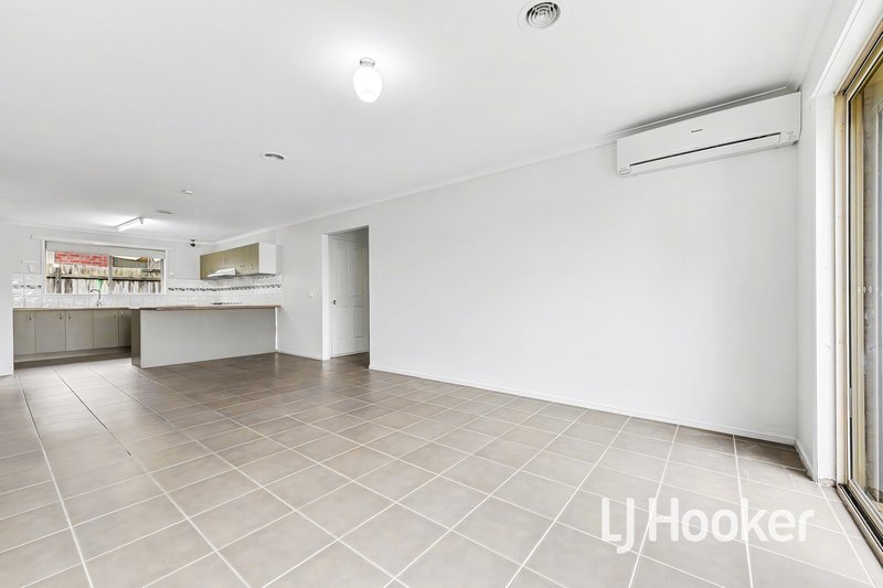 Photo - 5 Taya Close, Hampton Park VIC 3976 - Image 5