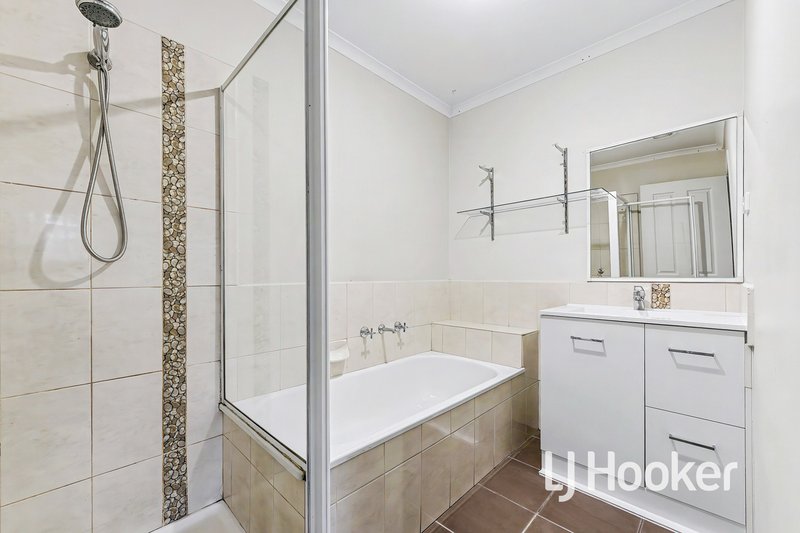 Photo - 5 Taya Close, Hampton Park VIC 3976 - Image 12