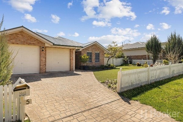 5 Tennyson Drive, Queanbeyan NSW 2620