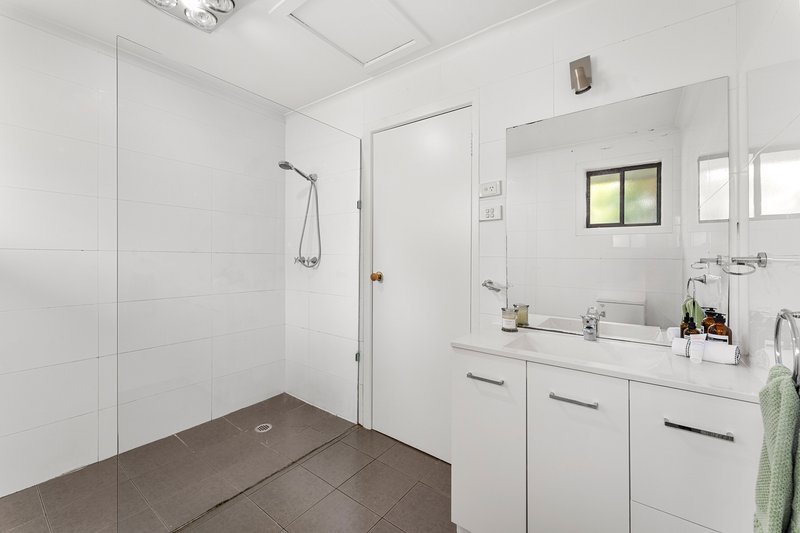 Photo - 5 Teralba Close, Mill Park VIC 3082 - Image 8