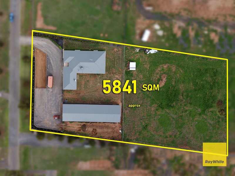 Photo - 5 Thomas Drive, Hopetoun Park VIC 3340 - Image 2