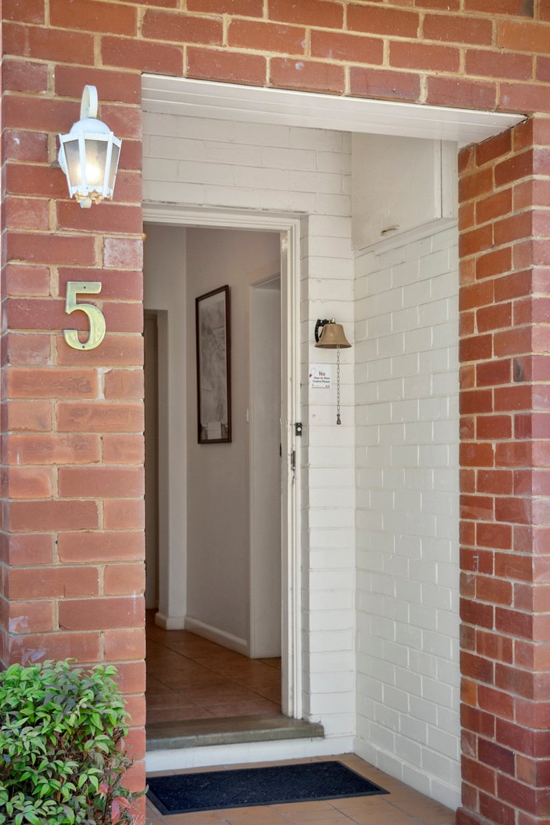 Photo - 5 Throsby Crescent, Narrabundah ACT 2604 - Image 3