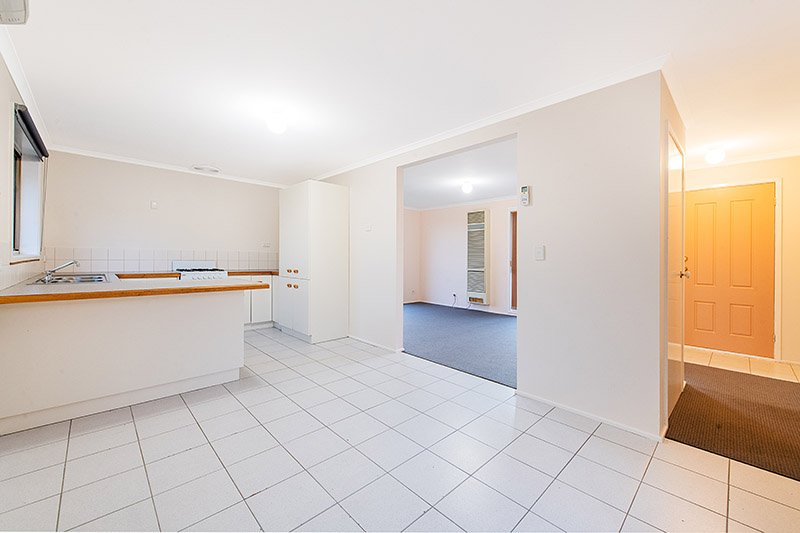 Photo - 5 Tinara Court, Cranbourne North VIC 3977 - Image 5